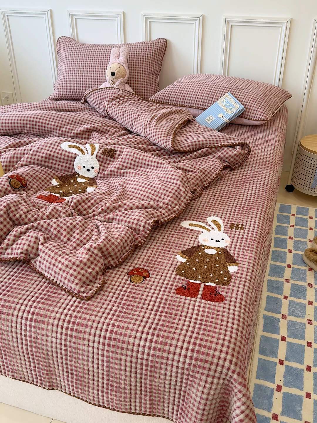 91家纺网 家纺一手货源 找家纺 赫梵茜 2025新款赫梵茜毛巾绣贝壳绣工艺牛奶绒床盖四件套正反可用 蘑菇小兔