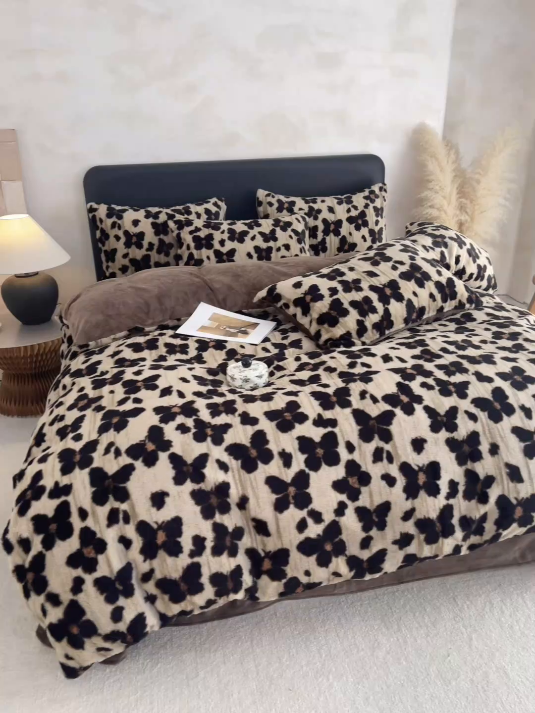 91家纺网 家纺一手货源 找家纺 铠畅家纺 2025新款美拉德风格兔毛绒床单四件套 美拉德-梦蝶咖