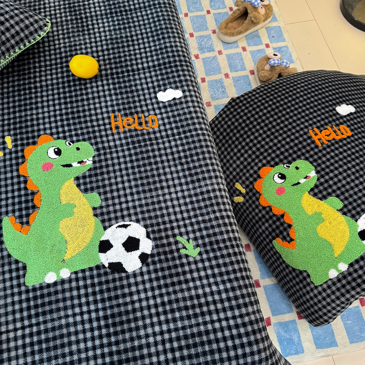 91家纺网 家纺一手货源 找家纺 赫梵茜 2025新款赫梵茜毛巾绣贝壳绣工艺牛奶绒床盖四件套正反可用 足球恐龙