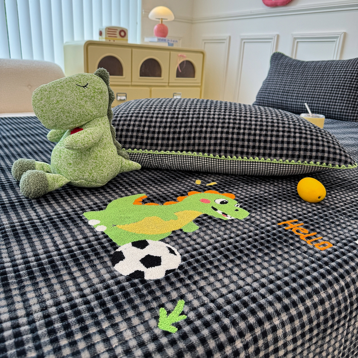 91家纺网 家纺一手货源 找家纺 赫梵茜 2025新款赫梵茜毛巾绣贝壳绣工艺牛奶绒床盖四件套正反可用 足球恐龙