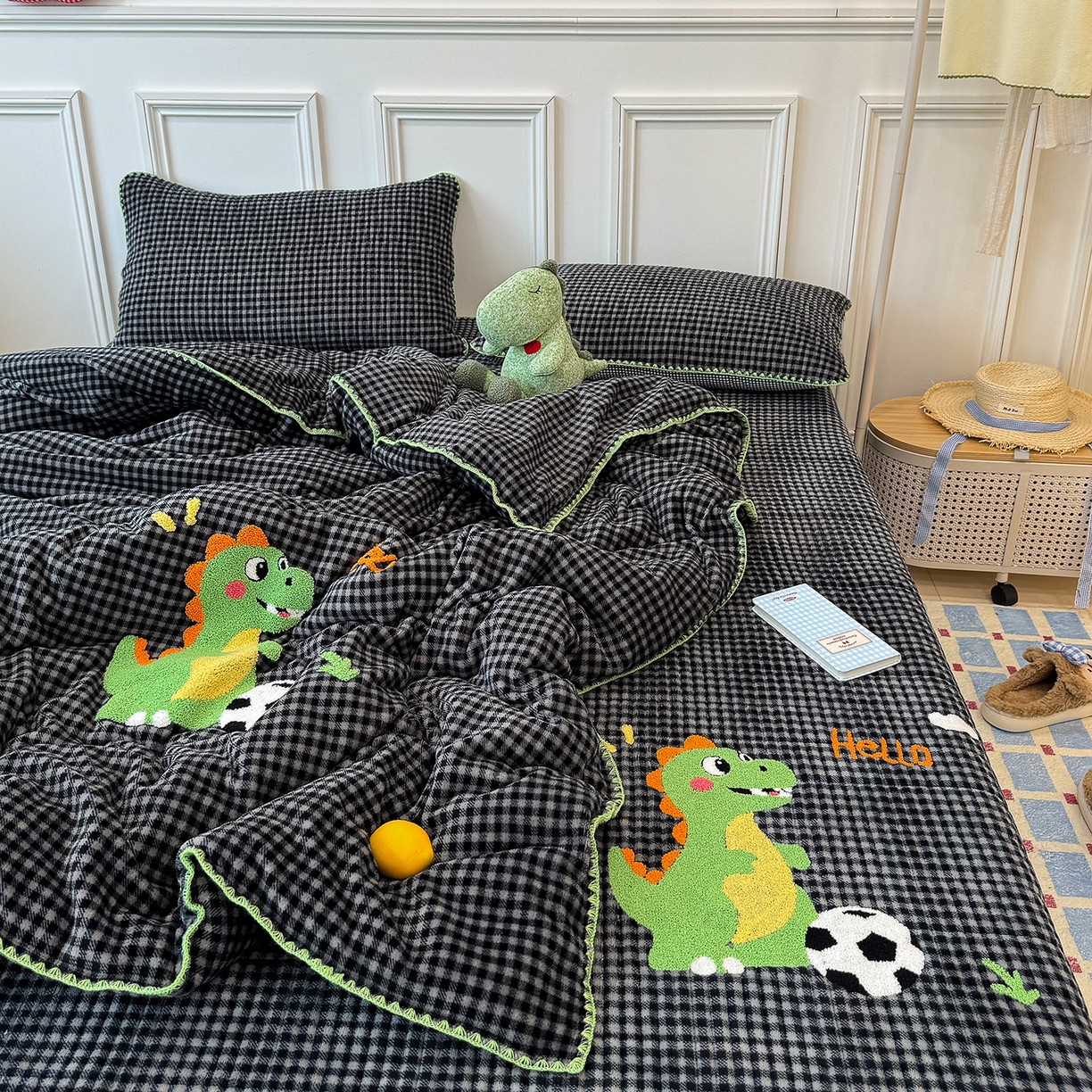 91家纺网 家纺一手货源 找家纺 赫梵茜 2025新款赫梵茜毛巾绣贝壳绣工艺牛奶绒床盖四件套正反可用 足球恐龙