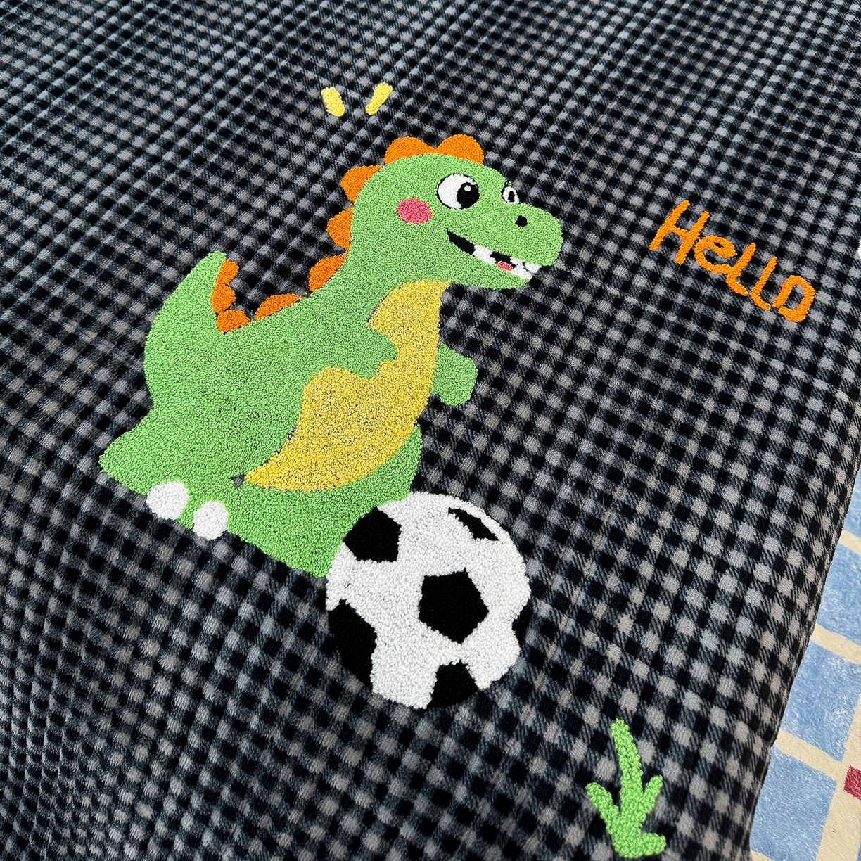 91家纺网 家纺一手货源 找家纺 赫梵茜 2025新款赫梵茜毛巾绣贝壳绣工艺牛奶绒床盖四件套正反可用 足球恐龙