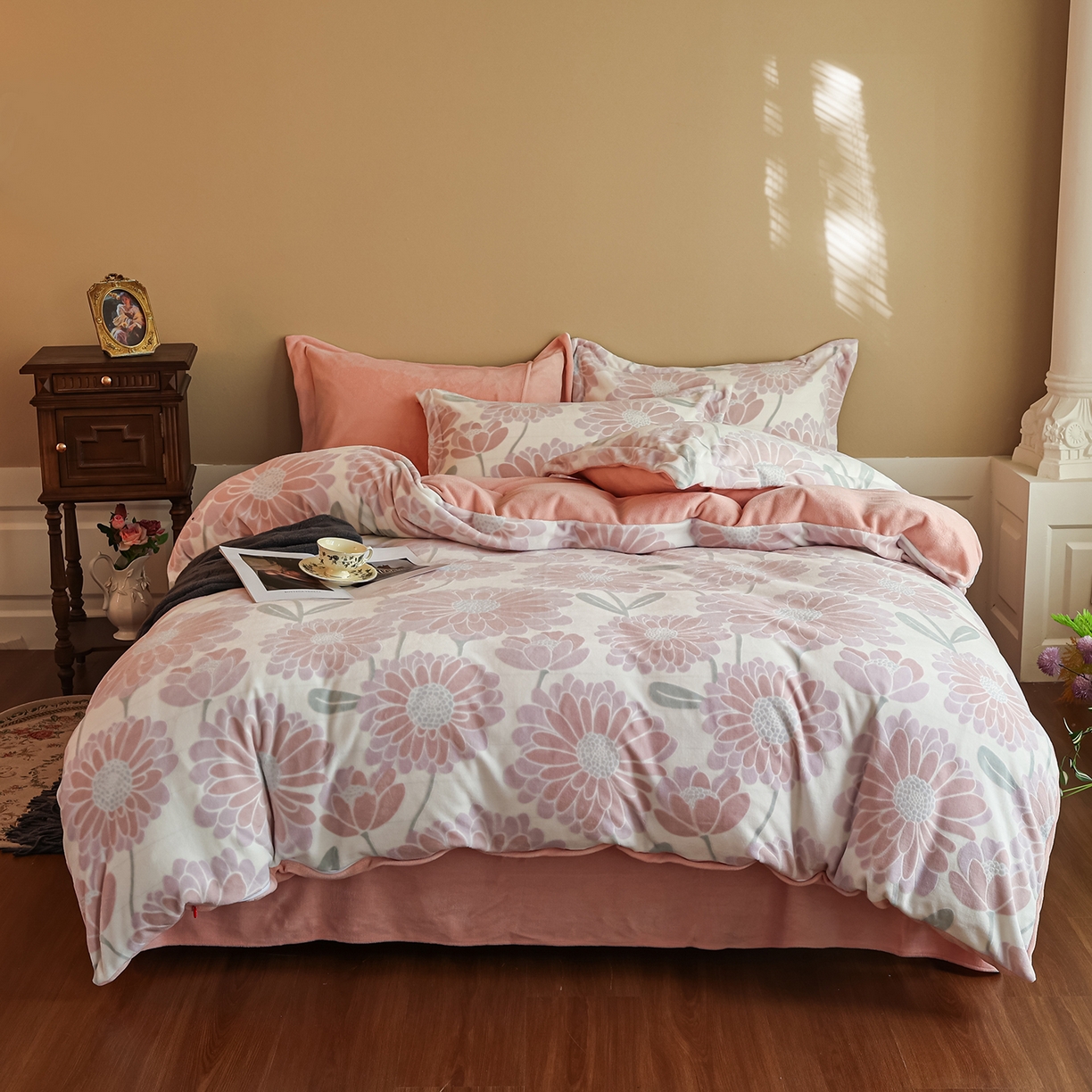 91家纺网 家纺一手货源 找家纺 菡宝 【主推第三批 带质检报告】A类全消光230g雕花绒牛奶绒四件套支持定制定做尺寸 雏菊呈露粉