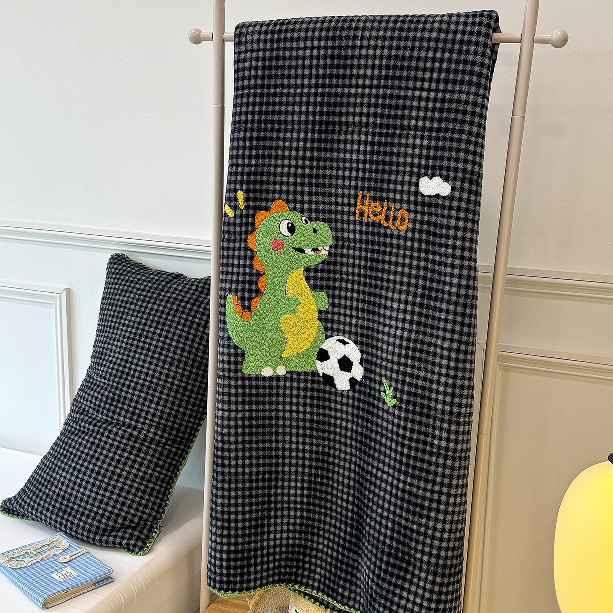 91家纺网 家纺一手货源 找家纺 赫梵茜 2025新款赫梵茜毛巾绣贝壳绣工艺牛奶绒床盖四件套正反可用 足球恐龙