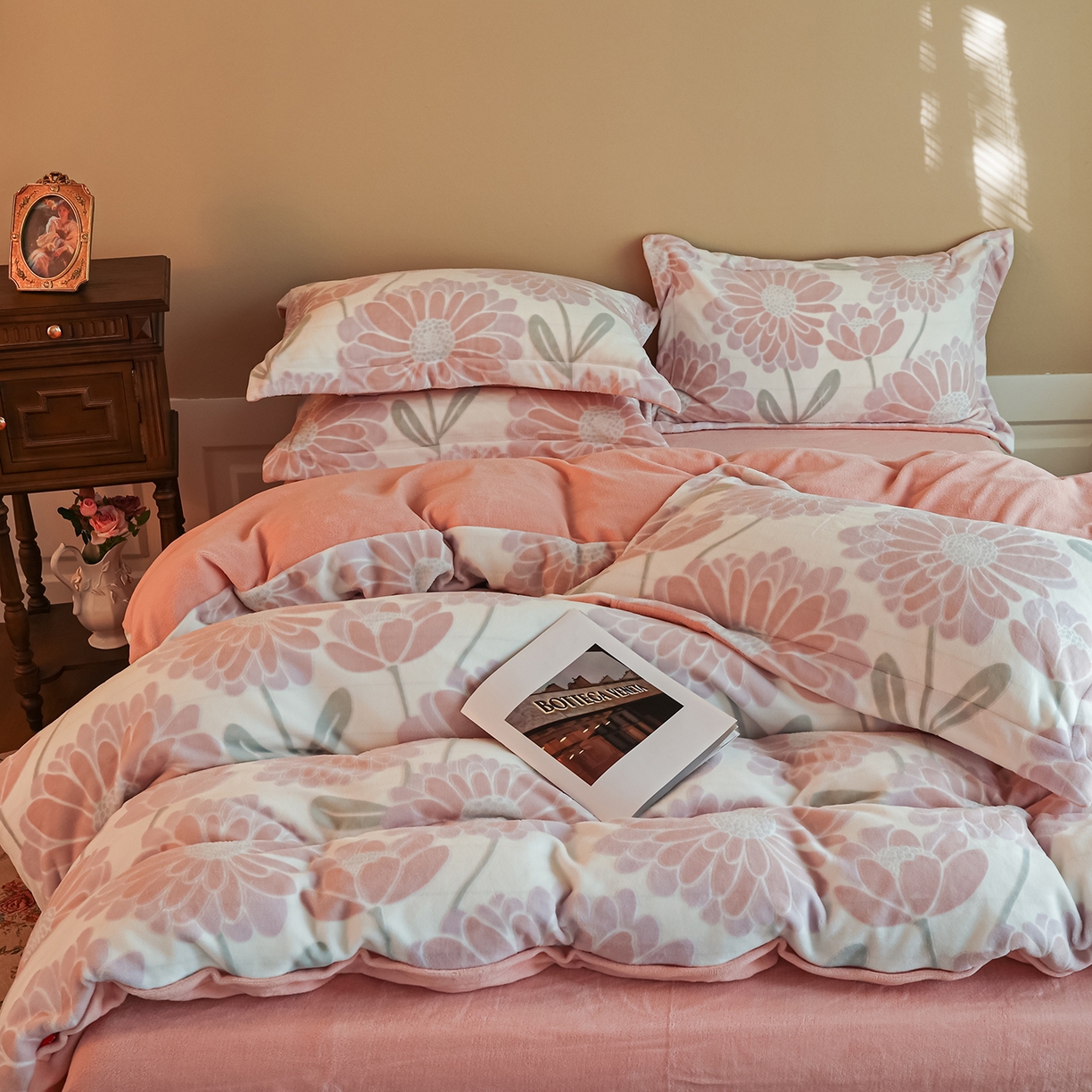 91家纺网 家纺一手货源 找家纺 菡宝 【主推第三批 带质检报告】A类全消光230g雕花绒牛奶绒四件套支持定制定做尺寸 雏菊呈露粉