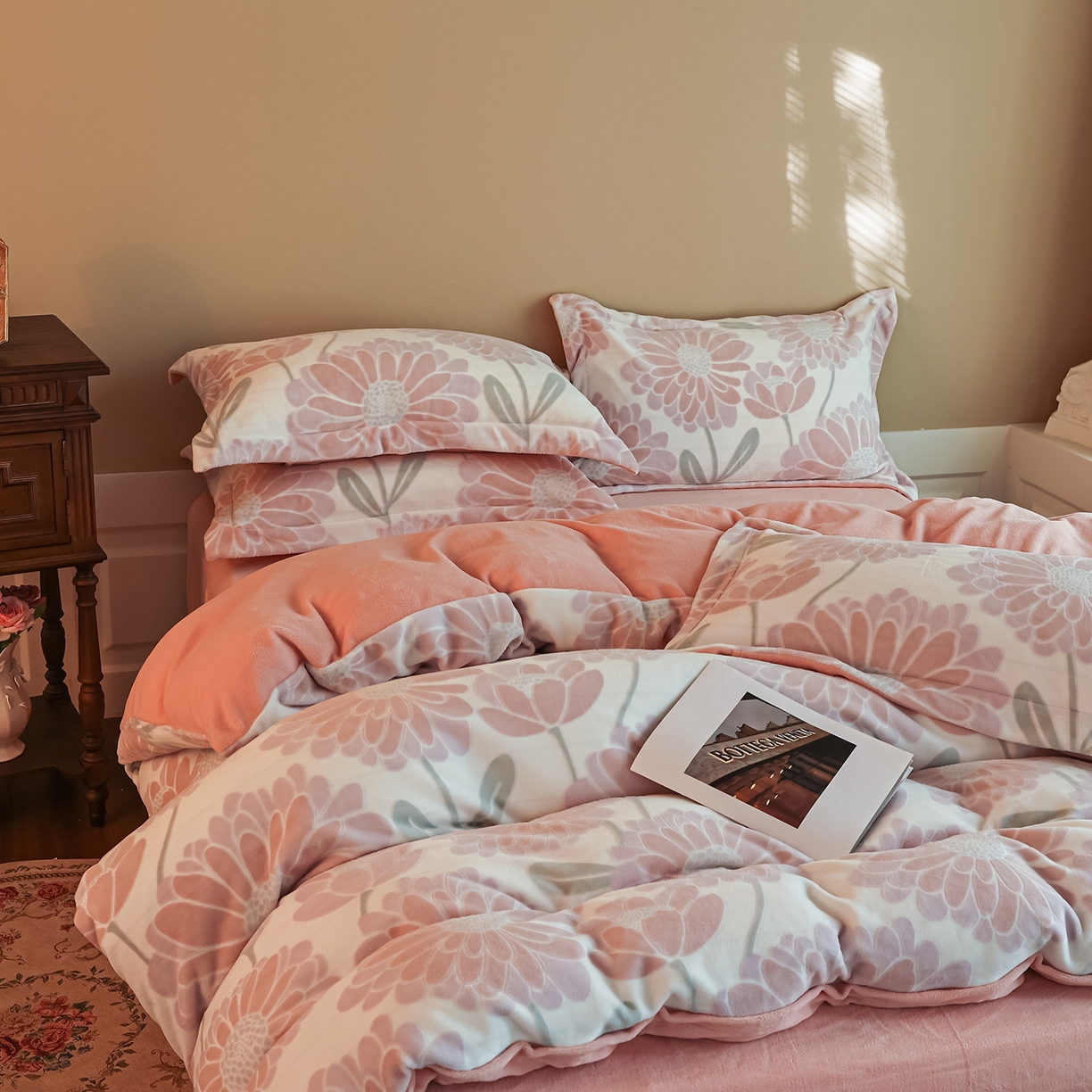 91家纺网 家纺一手货源 找家纺 菡宝 【主推第三批 带质检报告】A类全消光230g雕花绒牛奶绒四件套支持定制定做尺寸 雏菊呈露粉