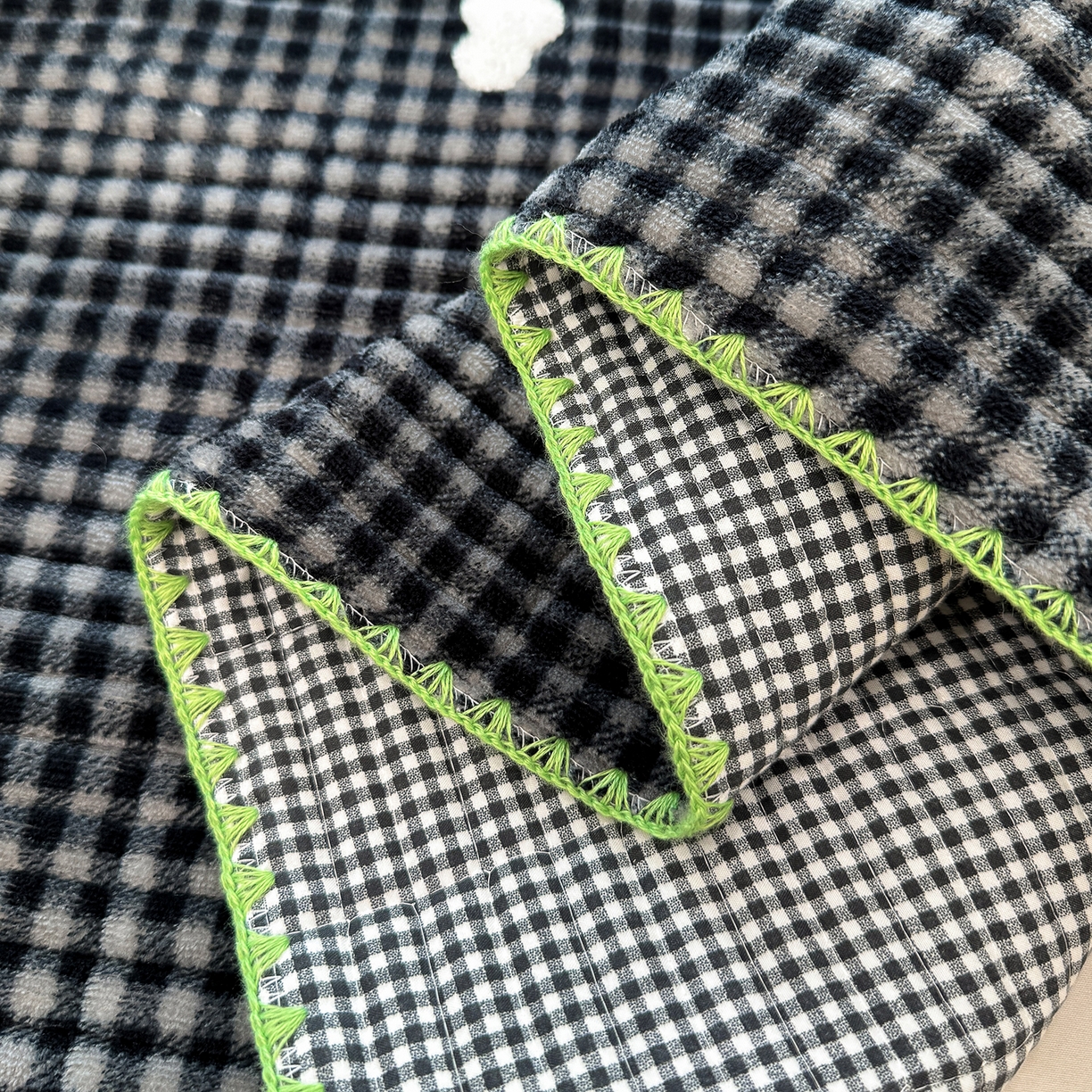 91家纺网 家纺一手货源 找家纺 赫梵茜 2025新款赫梵茜毛巾绣贝壳绣工艺牛奶绒床盖四件套正反可用 足球恐龙