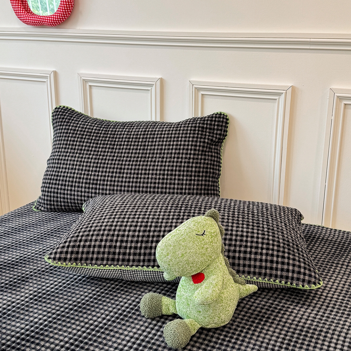 91家纺网 家纺一手货源 找家纺 赫梵茜 2025新款赫梵茜毛巾绣贝壳绣工艺牛奶绒床盖四件套正反可用 足球恐龙