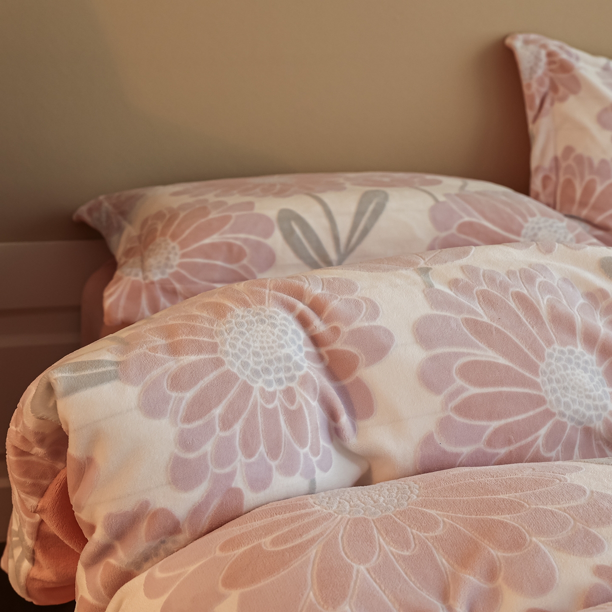 91家纺网 家纺一手货源 找家纺 菡宝 【主推第三批 带质检报告】A类全消光230g雕花绒牛奶绒四件套支持定制定做尺寸 雏菊呈露粉