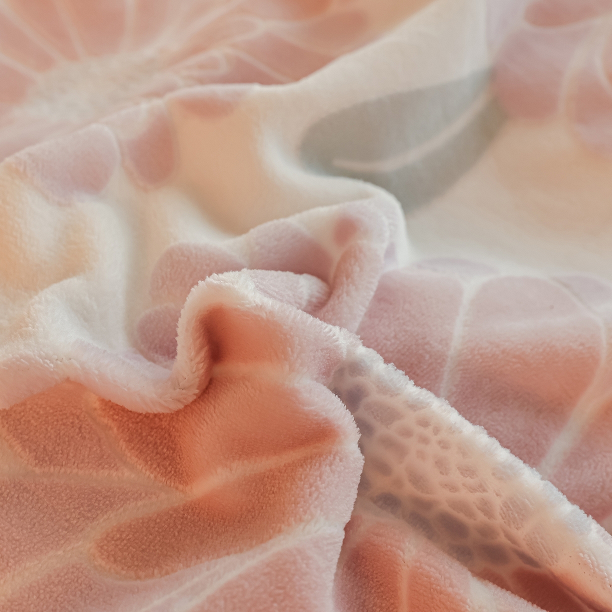 91家纺网 家纺一手货源 找家纺 菡宝 【主推第三批 带质检报告】A类全消光230g雕花绒牛奶绒四件套支持定制定做尺寸 雏菊呈露粉