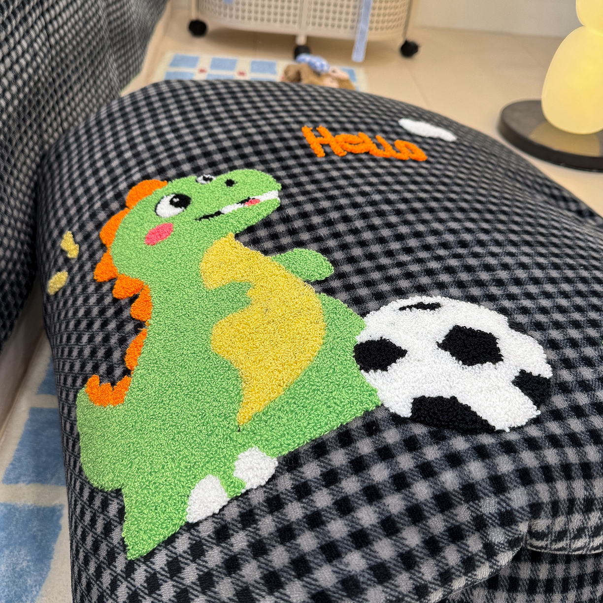 91家纺网 家纺一手货源 找家纺 赫梵茜 2025新款赫梵茜毛巾绣贝壳绣工艺牛奶绒床盖四件套正反可用 足球恐龙