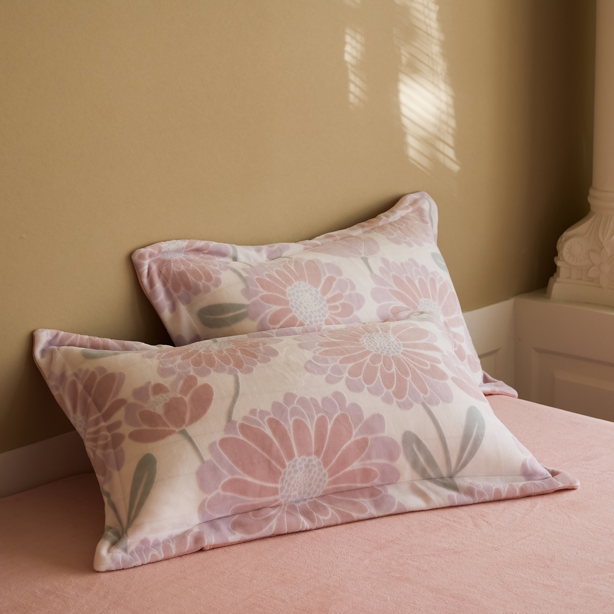 91家纺网 家纺一手货源 找家纺 菡宝 【主推第三批 带质检报告】A类全消光230g雕花绒牛奶绒四件套支持定制定做尺寸 雏菊呈露粉