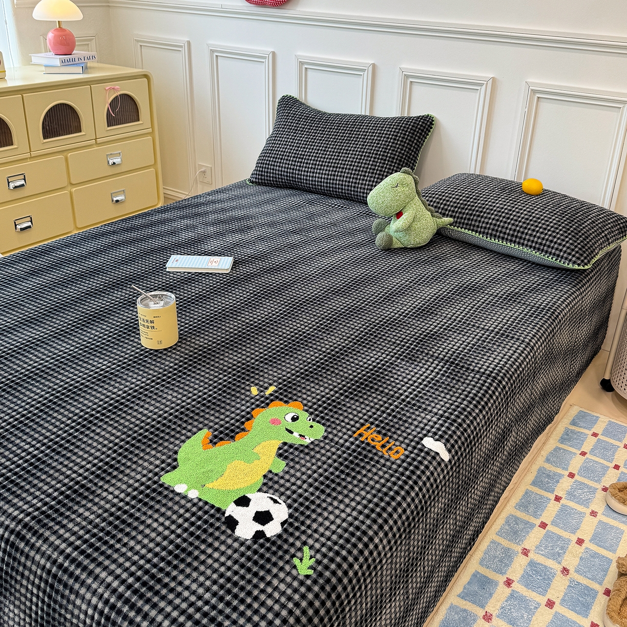 91家纺网 家纺一手货源 找家纺 赫梵茜 2025新款赫梵茜毛巾绣贝壳绣工艺牛奶绒床盖四件套正反可用 足球恐龙