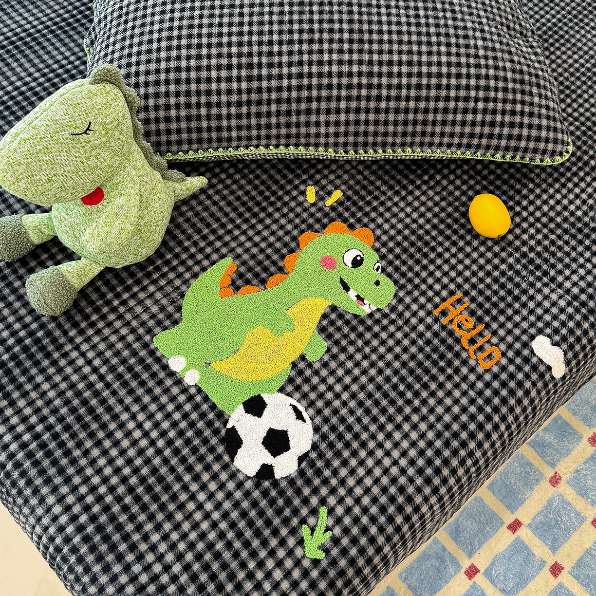 91家纺网 家纺一手货源 找家纺 赫梵茜 2025新款赫梵茜毛巾绣贝壳绣工艺牛奶绒床盖四件套正反可用 足球恐龙