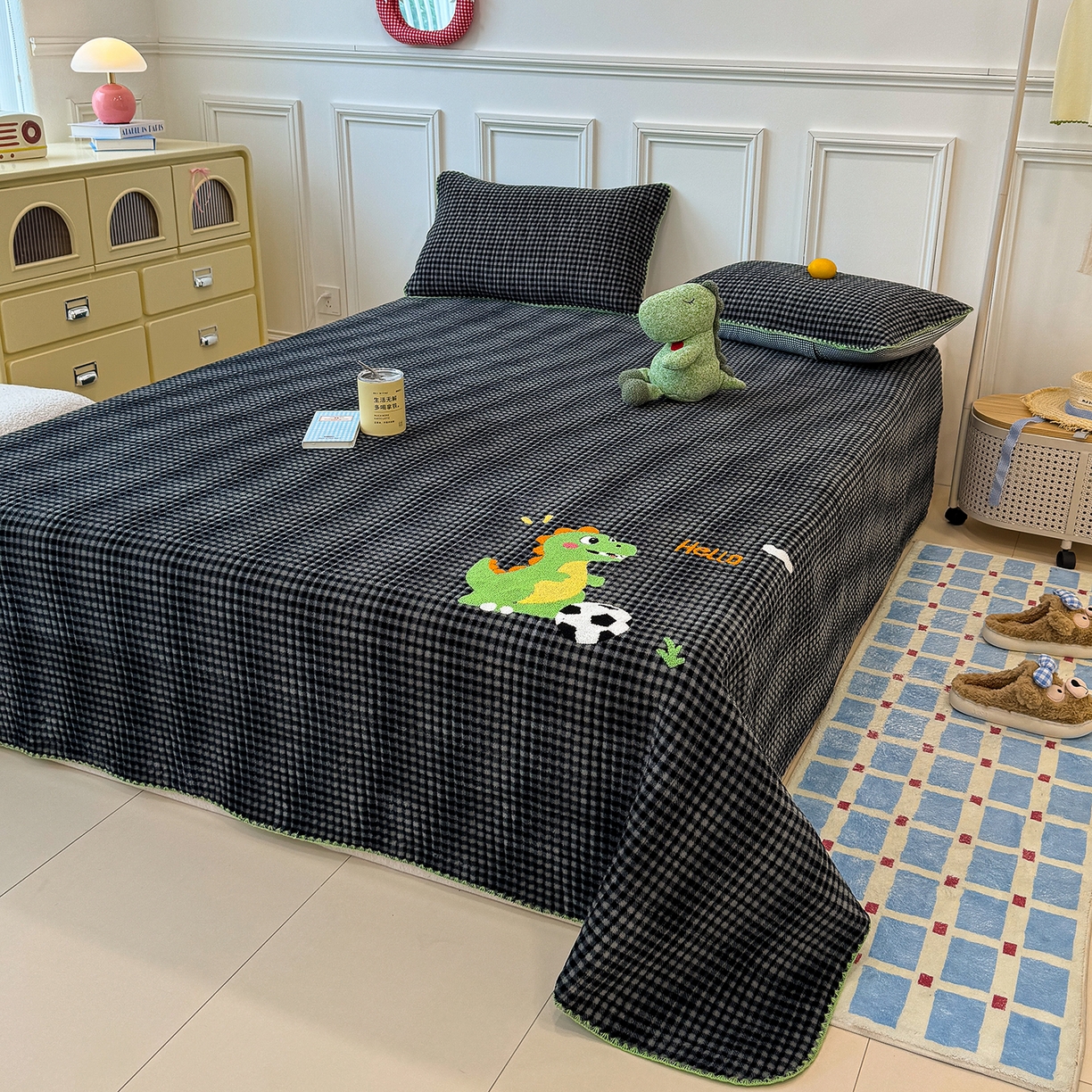 91家纺网 家纺一手货源 找家纺 赫梵茜 2025新款赫梵茜毛巾绣贝壳绣工艺牛奶绒床盖四件套正反可用 足球恐龙