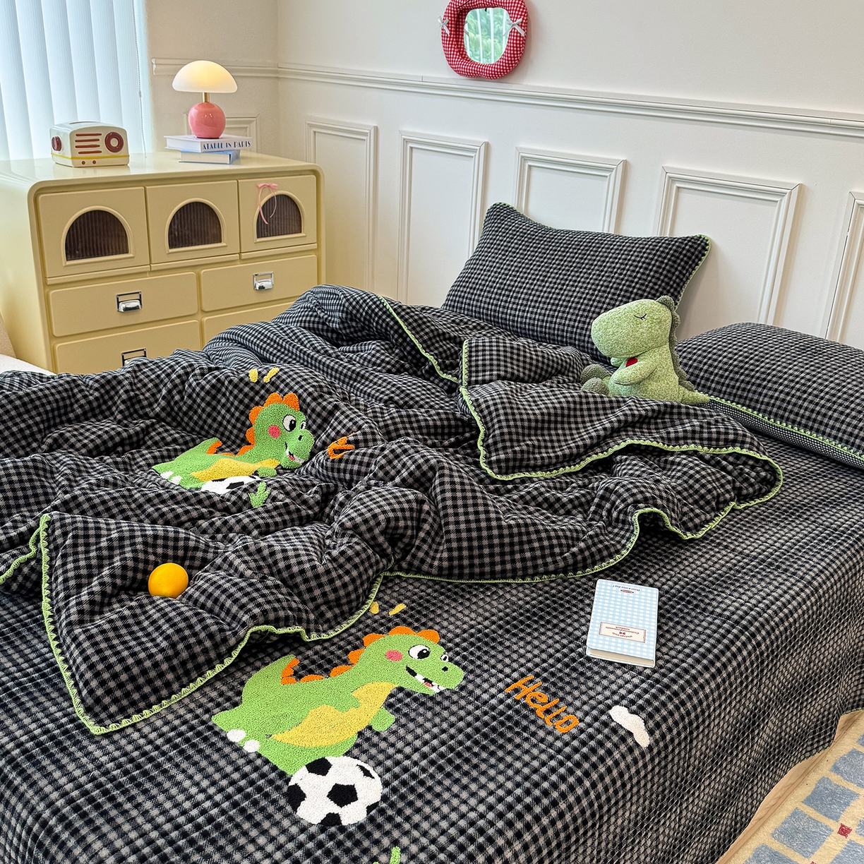 91家纺网 家纺一手货源 找家纺 赫梵茜 2025新款赫梵茜毛巾绣贝壳绣工艺牛奶绒床盖四件套正反可用 足球恐龙