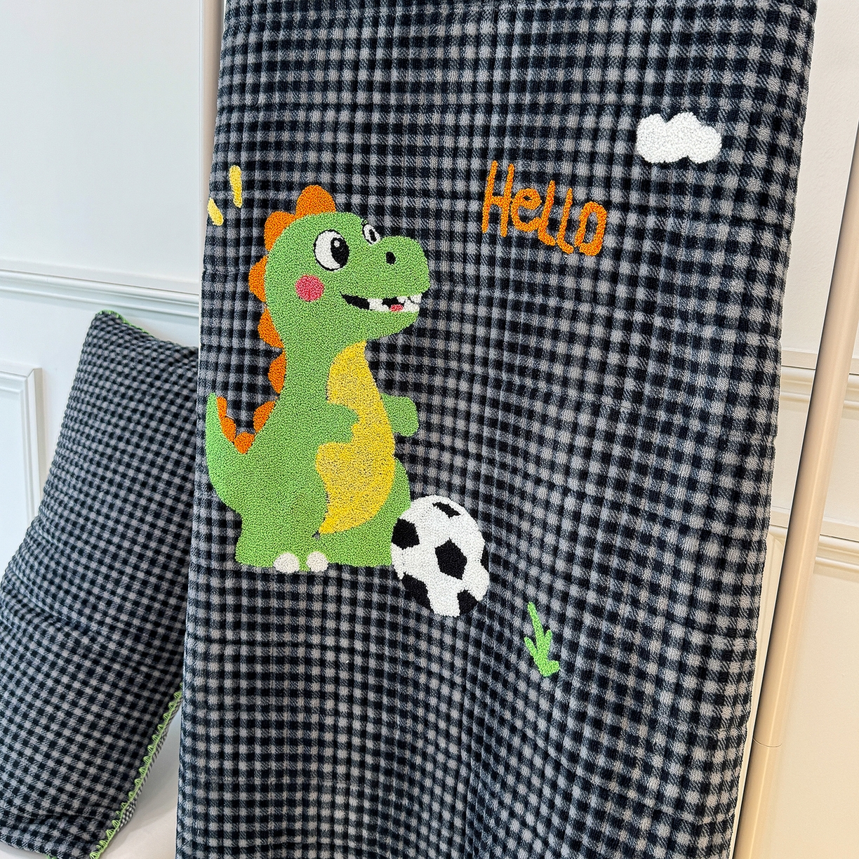 91家纺网 家纺一手货源 找家纺 赫梵茜 2025新款赫梵茜毛巾绣贝壳绣工艺牛奶绒床盖四件套正反可用 足球恐龙