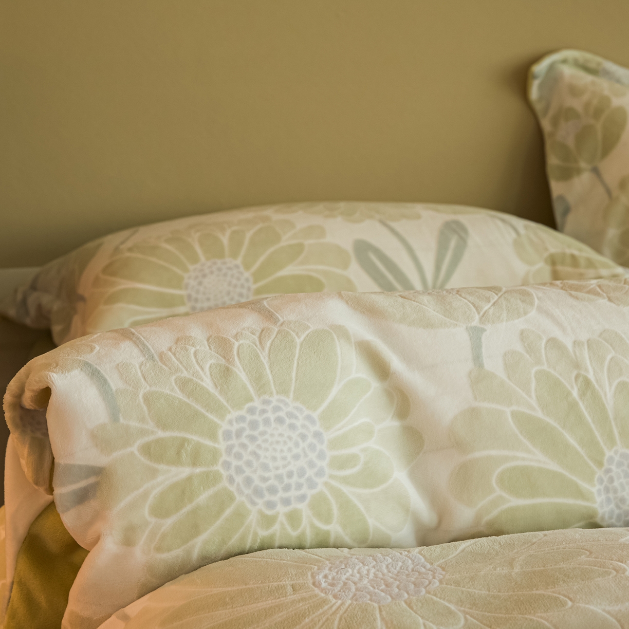 91家纺网 家纺一手货源 找家纺 菡宝 【主推第三批 带质检报告】A类全消光230g雕花绒牛奶绒四件套支持定制定做尺寸 雏菊呈露绿