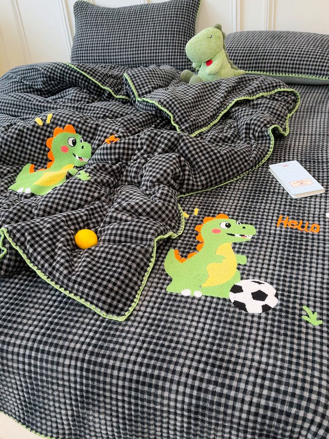 91家纺网 家纺一手货源 找家纺 赫梵茜 2025新款赫梵茜毛巾绣贝壳绣工艺牛奶绒床盖四件套正反可用 足球恐龙