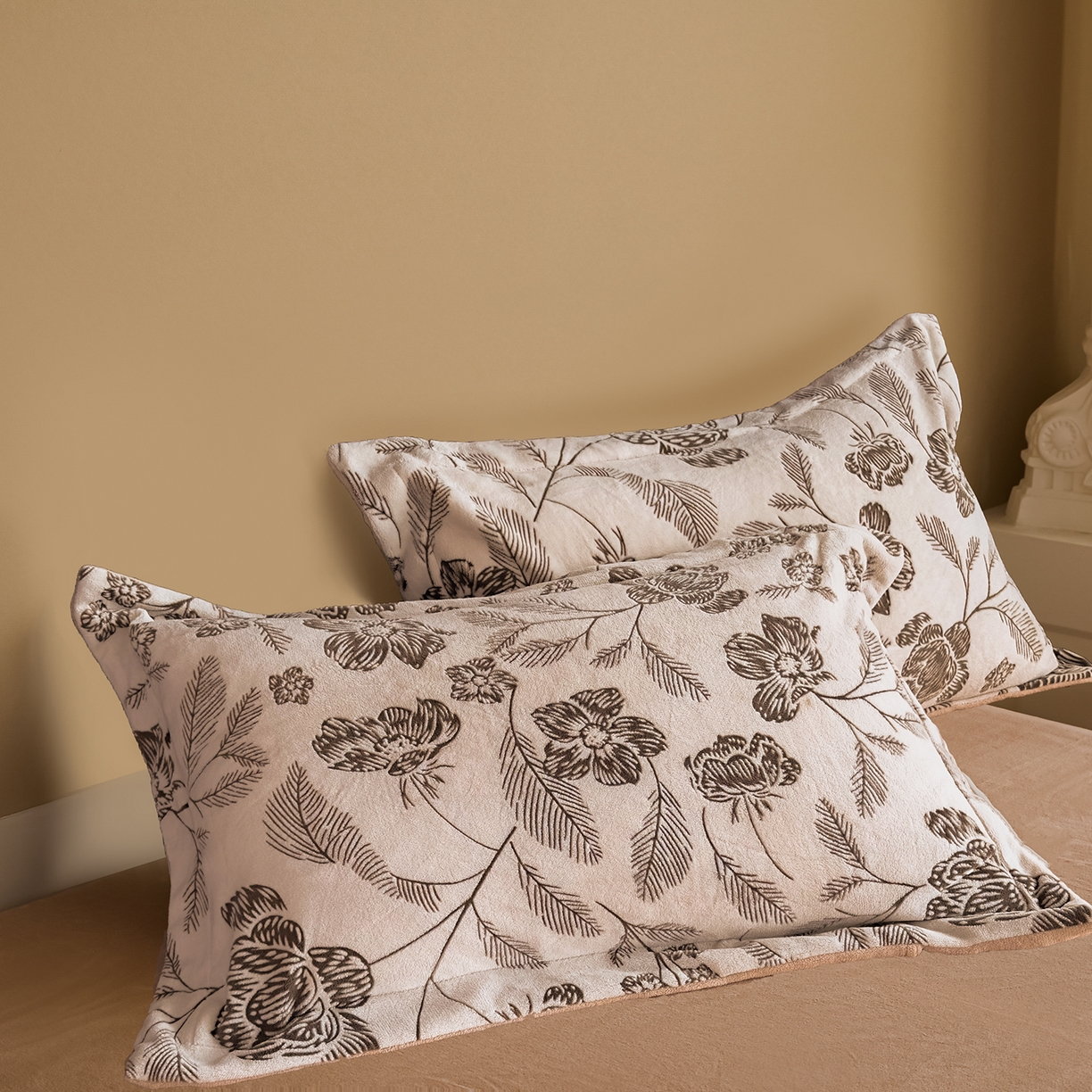 91家纺网 家纺一手货源 找家纺 菡宝 【主推第三批 带质检报告】A类全消光230g雕花绒牛奶绒四件套支持定制定做尺寸 春风微时