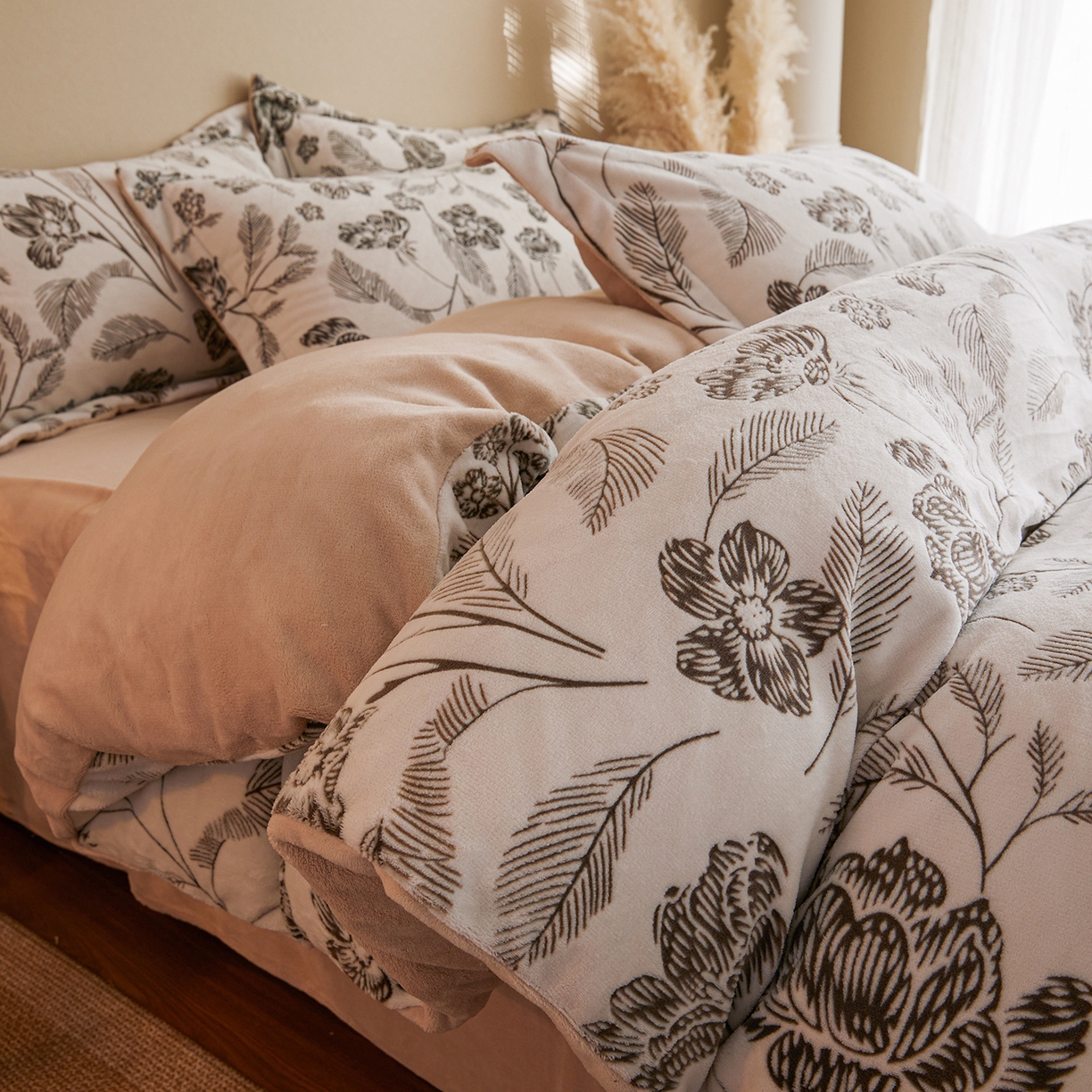 91家纺网 家纺一手货源 找家纺 菡宝 【主推第三批 带质检报告】A类全消光230g雕花绒牛奶绒四件套支持定制定做尺寸 春风微时