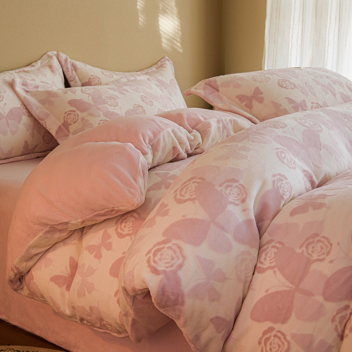 91家纺网 家纺一手货源 找家纺 菡宝 【主推第三批 带质检报告】A类全消光230g雕花绒牛奶绒四件套支持定制定做尺寸 蝶恋花