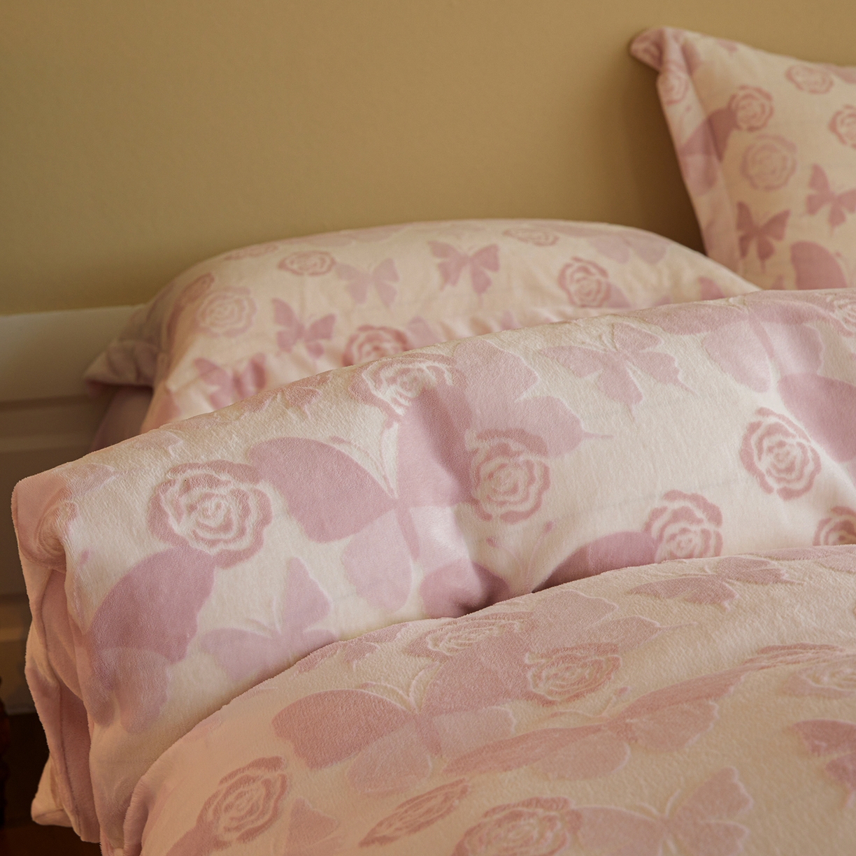 91家纺网 家纺一手货源 找家纺 菡宝 【主推第三批 带质检报告】A类全消光230g雕花绒牛奶绒四件套支持定制定做尺寸 蝶恋花