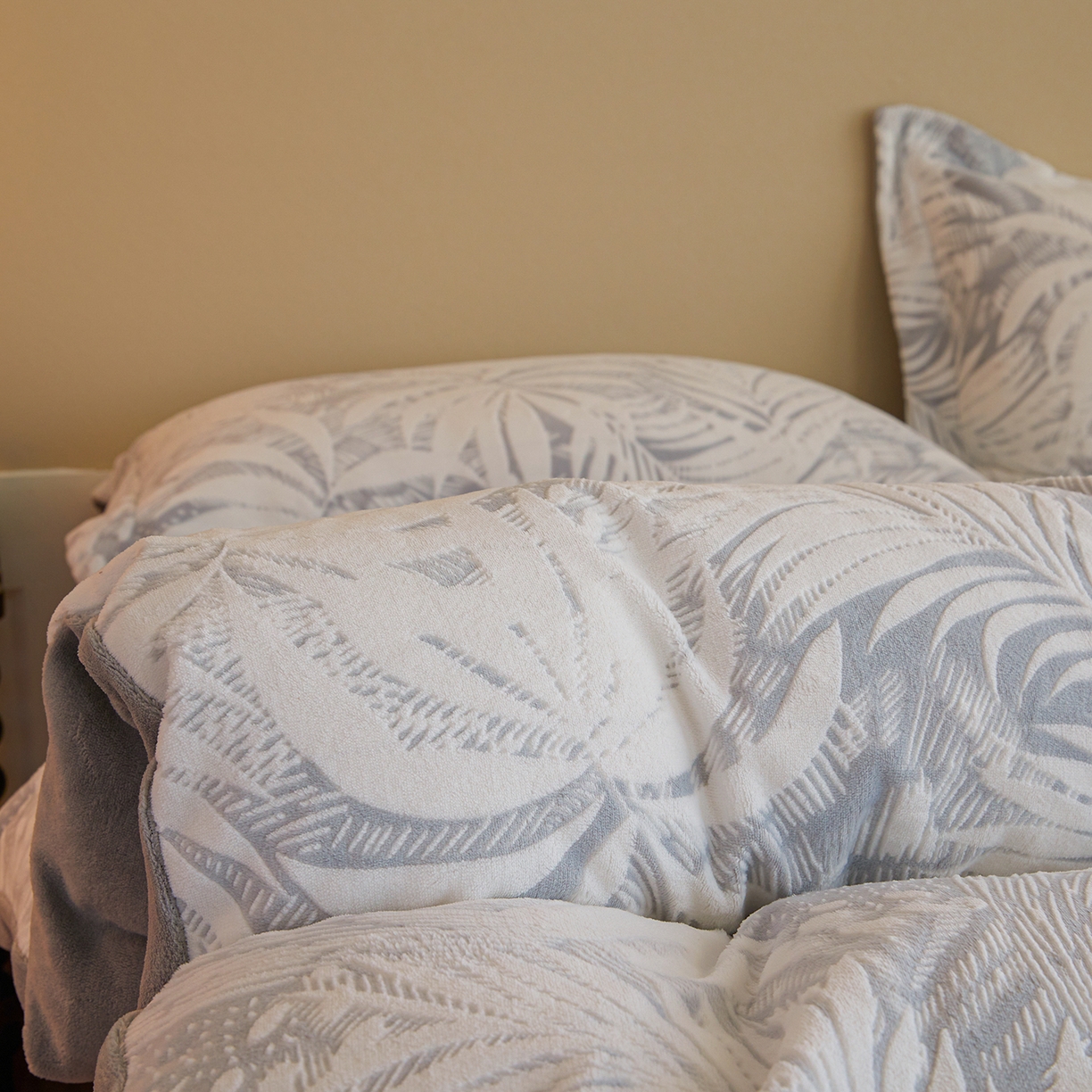 91家纺网 家纺一手货源 找家纺 菡宝 【主推第三批 带质检报告】A类全消光230g雕花绒牛奶绒四件套支持定制定做尺寸 冬之恋