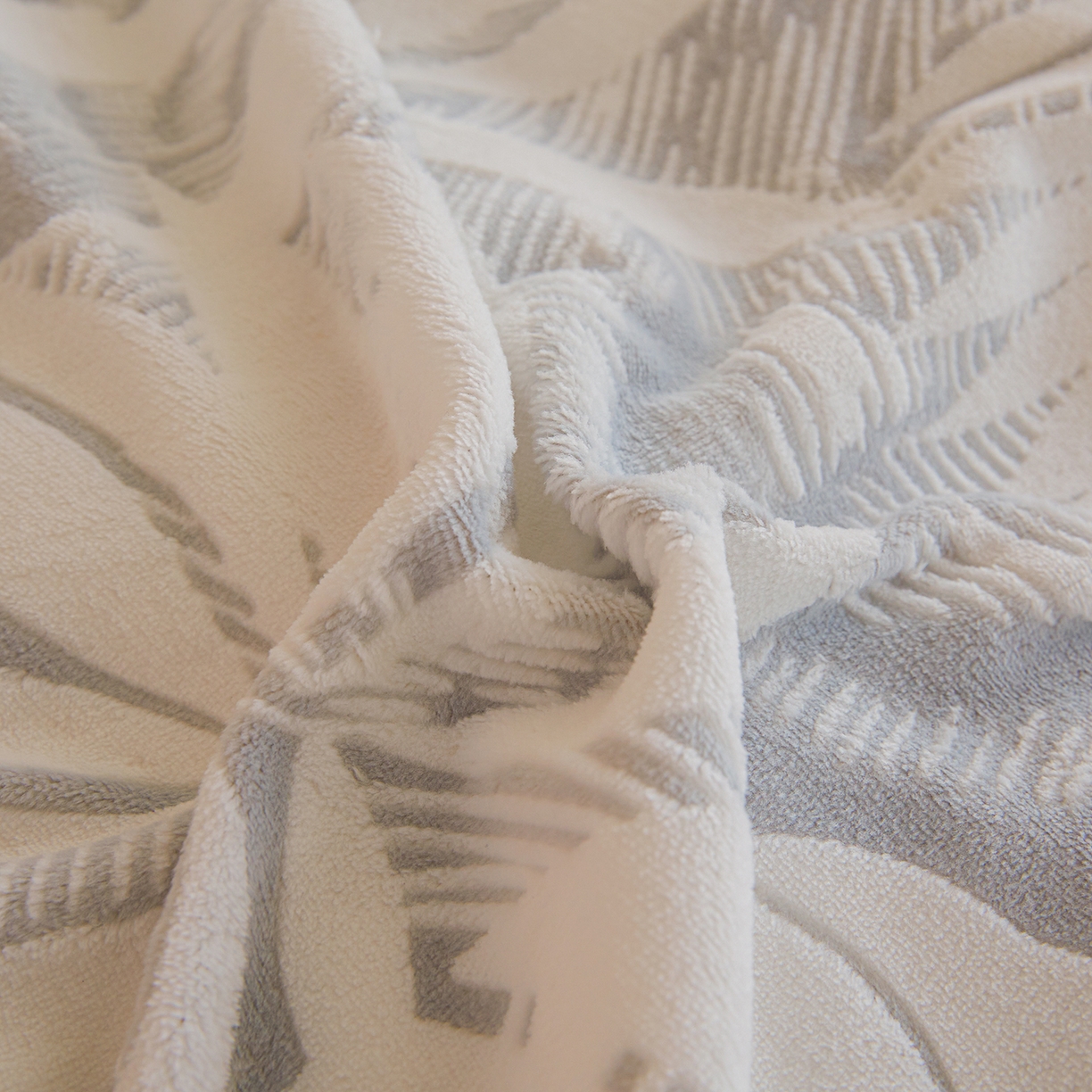 91家纺网 家纺一手货源 找家纺 菡宝 【主推第三批 带质检报告】A类全消光230g雕花绒牛奶绒四件套支持定制定做尺寸 冬之恋