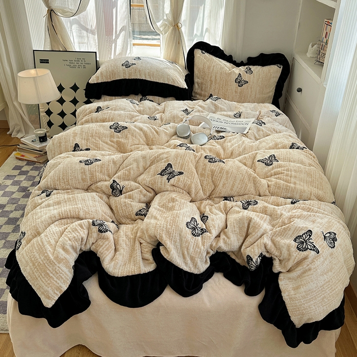 91家纺网 家纺一手货源 找家纺 （总）轻奢坊 2025新款琢色烂花牛奶绒花边套件四件套-赫本风