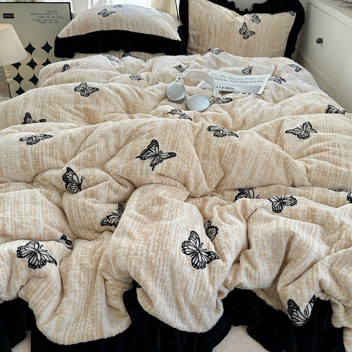 91家纺网 家纺一手货源 找家纺 （总）轻奢坊 2025新款琢色烂花牛奶绒花边套件四件套-赫本风