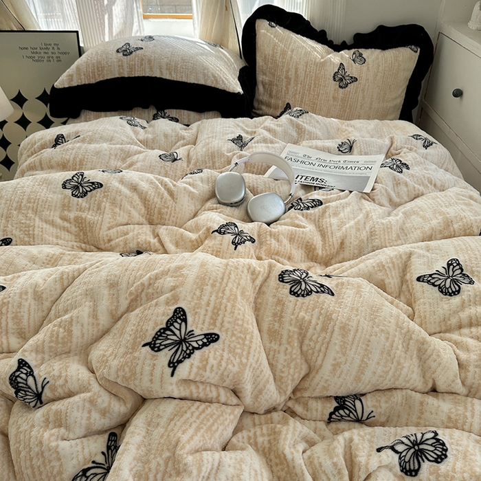 91家纺网 家纺一手货源 找家纺 （总）轻奢坊 2025新款琢色烂花牛奶绒花边套件四件套-赫本风