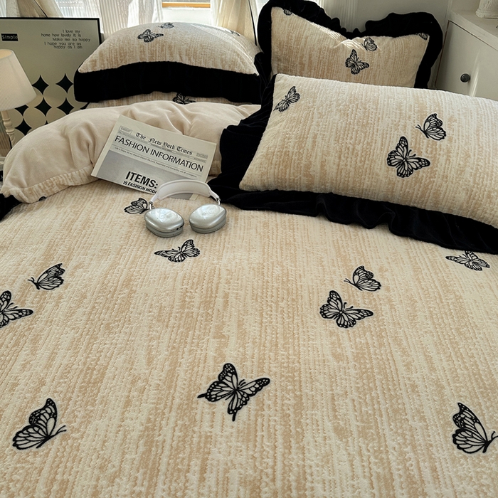 91家纺网 家纺一手货源 找家纺 （总）轻奢坊 2025新款琢色烂花牛奶绒花边套件四件套-赫本风