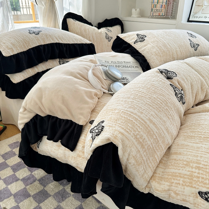 91家纺网 家纺一手货源 找家纺 （总）轻奢坊 2025新款琢色烂花牛奶绒花边套件四件套-赫本风