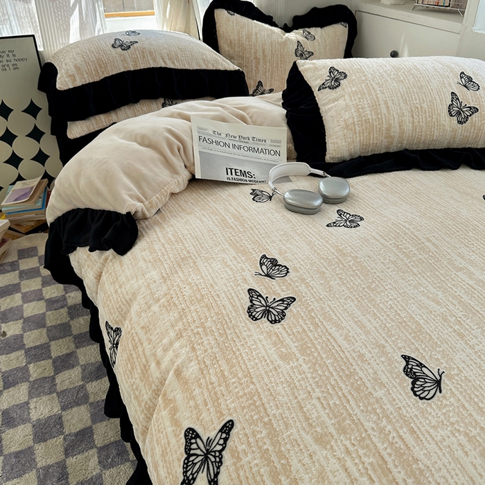 91家纺网 家纺一手货源 找家纺 （总）轻奢坊 2025新款琢色烂花牛奶绒花边套件四件套-赫本风