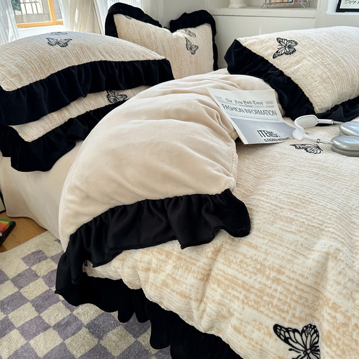 91家纺网 家纺一手货源 找家纺 （总）轻奢坊 2025新款琢色烂花牛奶绒花边套件四件套-赫本风