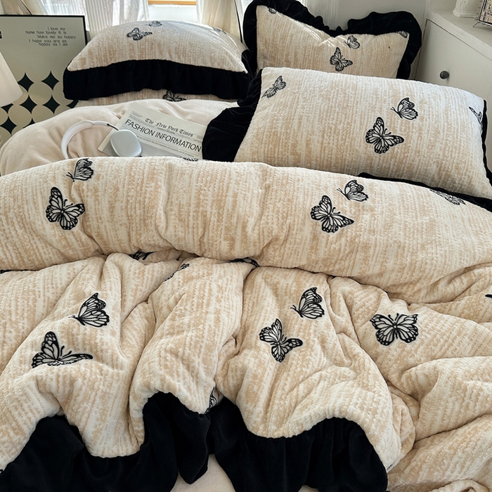 91家纺网 家纺一手货源 找家纺 （总）轻奢坊 2025新款琢色烂花牛奶绒花边套件四件套-赫本风