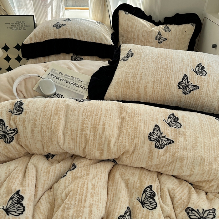 91家纺网 家纺一手货源 找家纺 （总）轻奢坊 2025新款琢色烂花牛奶绒花边套件四件套-赫本风