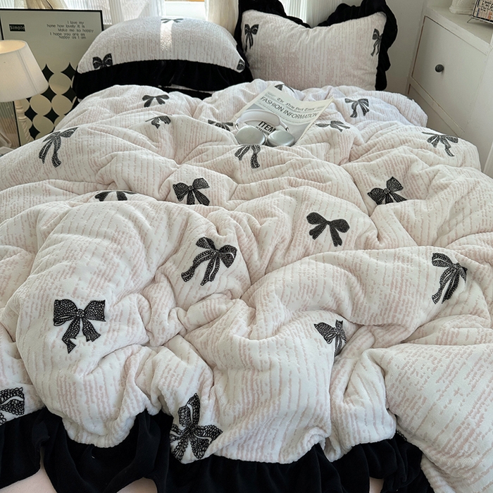 91家纺网 家纺一手货源 找家纺 轻奢坊 2025新款琢色烂花牛奶绒花边套件四件套-赫本风 赫本-蝴蝶结