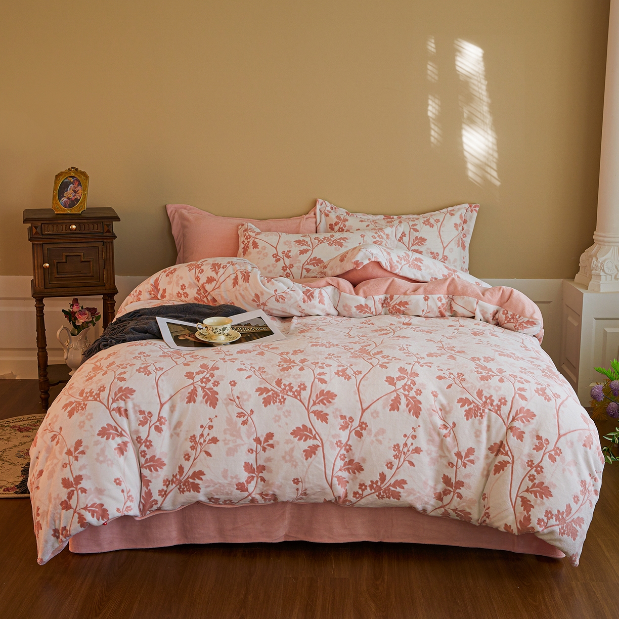 91家纺网 家纺一手货源 找家纺 菡宝 【主推第三批 带质检报告】A类全消光230g雕花绒牛奶绒四件套支持定制定做尺寸 好梦秋天粉