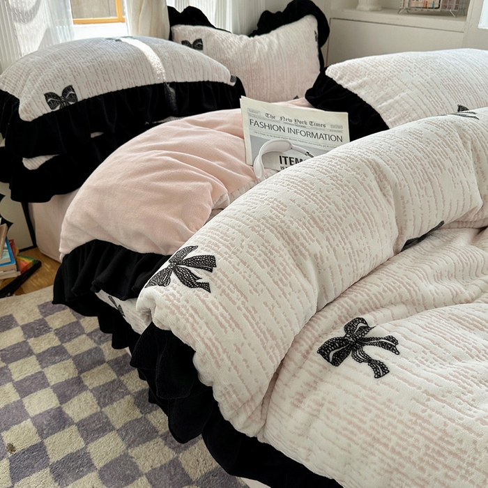 91家纺网 家纺一手货源 找家纺 轻奢坊 2025新款琢色烂花牛奶绒花边套件四件套-赫本风 赫本-蝴蝶结