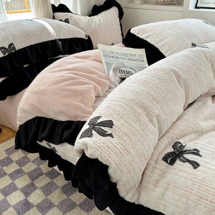 91家纺网 家纺一手货源 找家纺 轻奢坊 2025新款琢色烂花牛奶绒花边套件四件套-赫本风 赫本-蝴蝶结