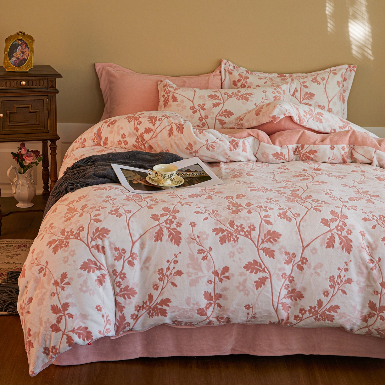 91家纺网 家纺一手货源 找家纺 菡宝 【主推第三批 带质检报告】A类全消光230g雕花绒牛奶绒四件套支持定制定做尺寸 好梦秋天粉