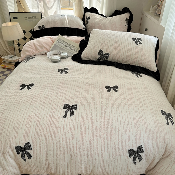 91家纺网 家纺一手货源 找家纺 轻奢坊 2025新款琢色烂花牛奶绒花边套件四件套-赫本风 赫本-蝴蝶结