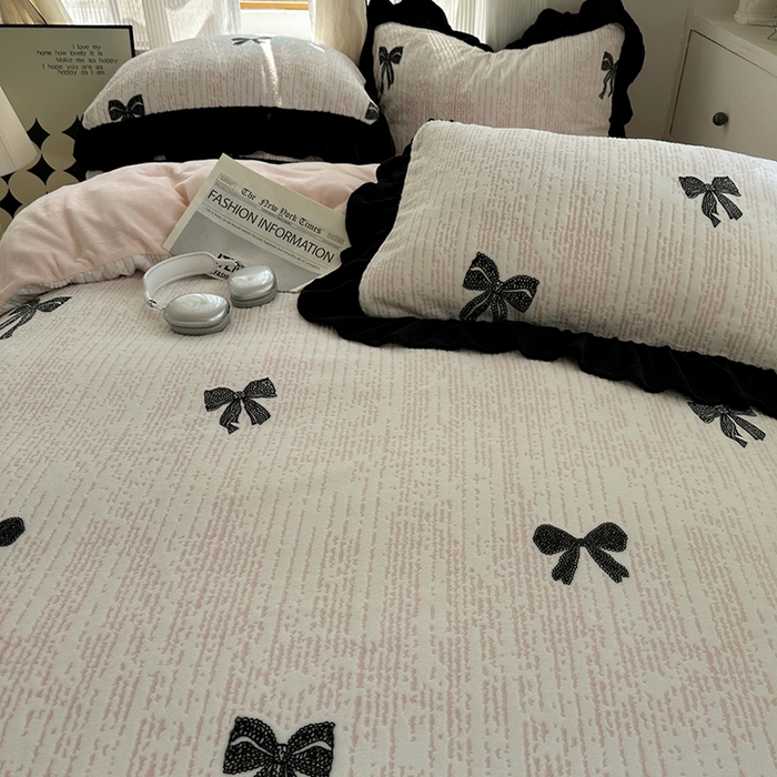 91家纺网 家纺一手货源 找家纺 轻奢坊 2025新款琢色烂花牛奶绒花边套件四件套-赫本风 赫本-蝴蝶结