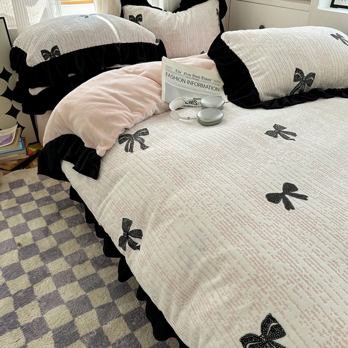 91家纺网 家纺一手货源 找家纺 轻奢坊 2025新款琢色烂花牛奶绒花边套件四件套-赫本风 赫本-蝴蝶结