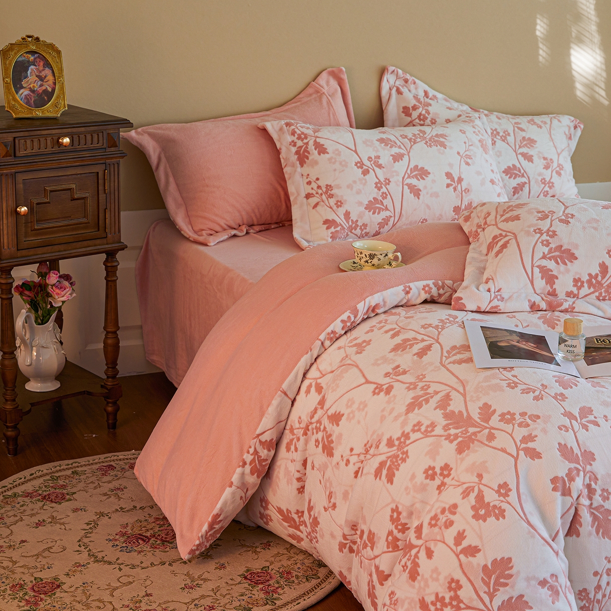 91家纺网 家纺一手货源 找家纺 菡宝 【主推第三批 带质检报告】A类全消光230g雕花绒牛奶绒四件套支持定制定做尺寸 好梦秋天粉