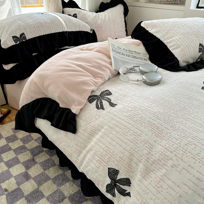 91家纺网 家纺一手货源 找家纺 轻奢坊 2025新款琢色烂花牛奶绒花边套件四件套-赫本风 赫本-蝴蝶结