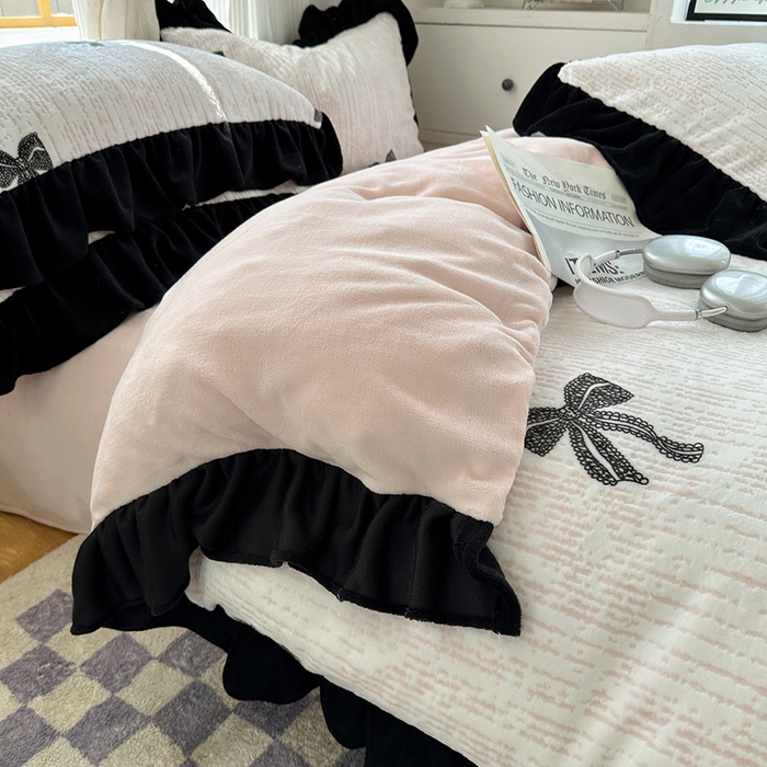 91家纺网 家纺一手货源 找家纺 轻奢坊 2025新款琢色烂花牛奶绒花边套件四件套-赫本风 赫本-蝴蝶结