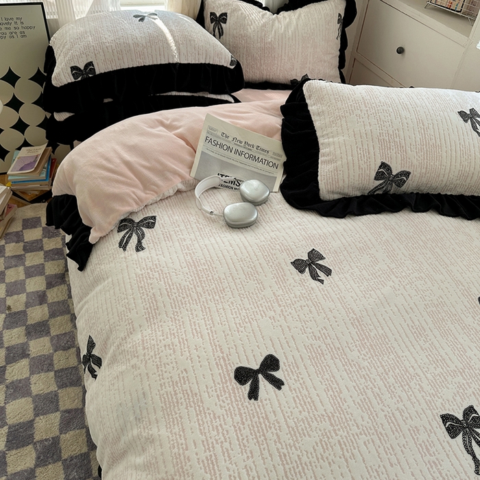 91家纺网 家纺一手货源 找家纺 轻奢坊 2025新款琢色烂花牛奶绒花边套件四件套-赫本风 赫本-蝴蝶结